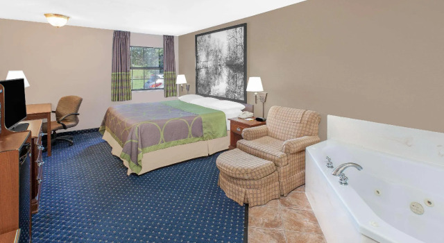 Люкс Deluxe Super 8 by Wyndham Lowell/Bentonville/Rogers Area