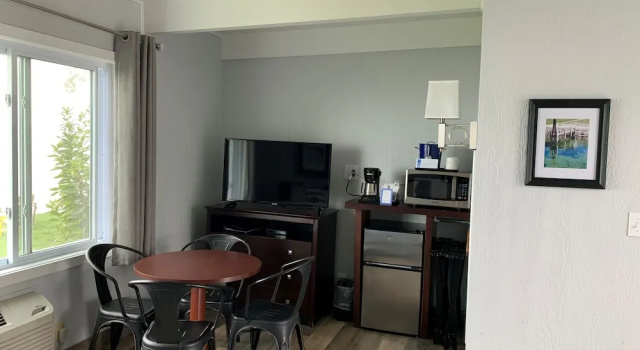 Четырёхместный номер Comfort с видом на озеро Beachfront Inn