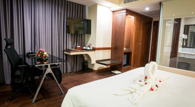 Castle Hotel, Buchen Sie Hotel Hotels in Kandal mit Parkplatz, Parkplätze