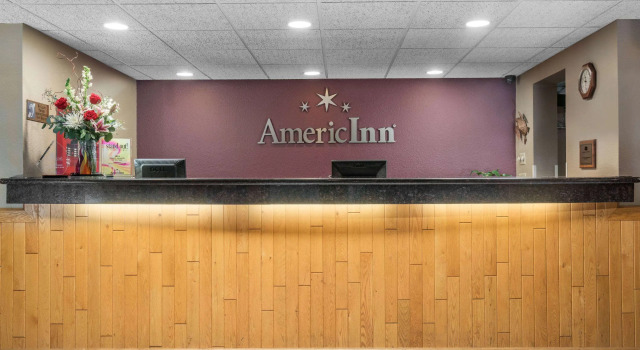 AmericInn Lodge & Suites - Detroit Lakes, Varaa Hotelli Hotellit Minnesota pysäköinnillä, Pysäköinti