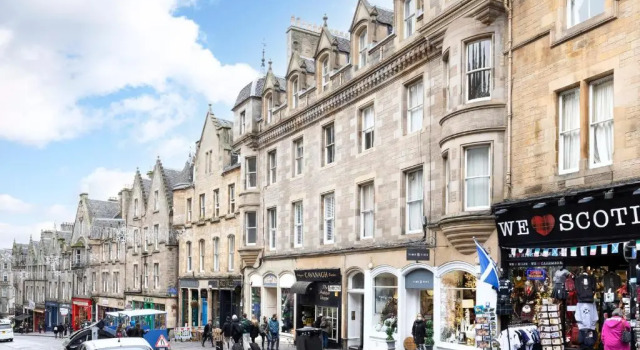 ALTIDO Sophisticated and Bright 4BR apt near Edinburgh Castle, Забронировать Отель Старый город Эдинбург, рядом с Национальный музей Шотландии