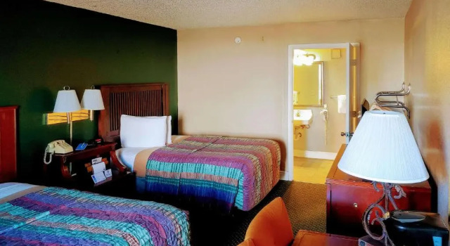 Четырёхместный номер Standard Rodeway Inn Maingate