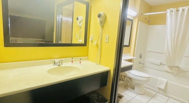 Шестиместный номер Standard Super 8 by Wyndham Warrenton