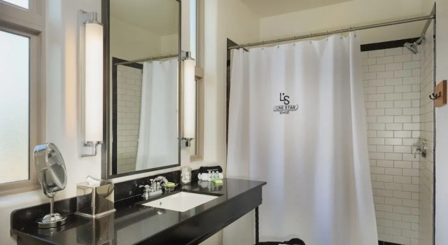 Четырёхместный номер Standard с балконом Lone Star Court, by Valencia Hotel Collection