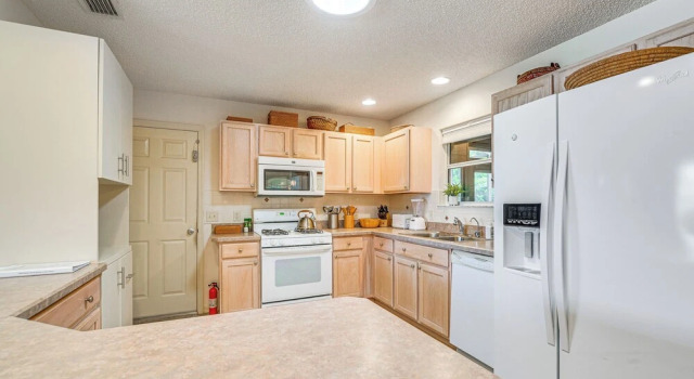 Коттедж Home in The Villages w/ Lanai & Private Hot Tub