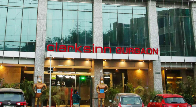 Кровать в общем номере Hotel DS Clarks Inn Gurgaon