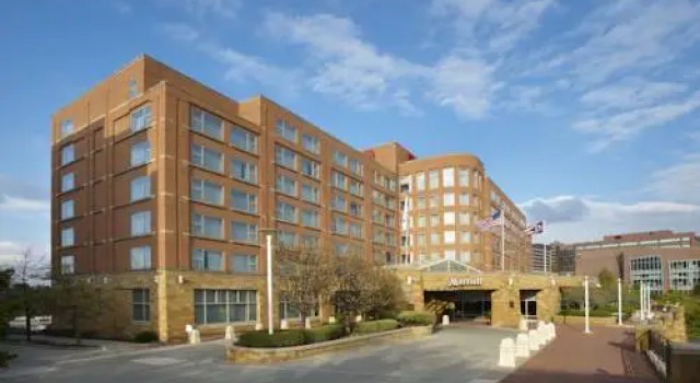 Holiday Inn at the Falls, Забронировать Отель Отели Ниагара Фолс с парковкой, рядом с Крытый аквапарк Фоллсвью, Парковка