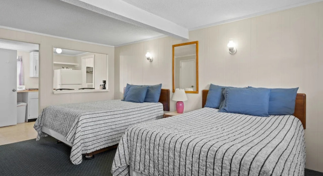 Четырёхместный номер Standard Beach Motel and Suites
