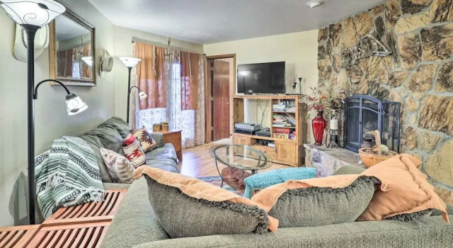 Апартаменты Rustic Condo w/ Deck < 1 Mi to Angel Fire Resort!