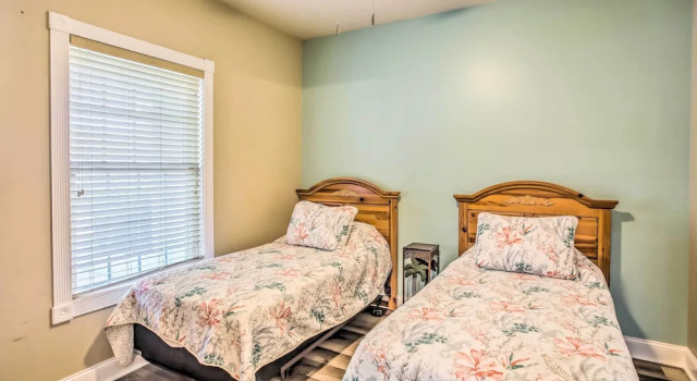 Screened-in Patio: Myrtle Beach Golf Condo, Забронировать Апартаменты/квартира Отели Миртл-Бич с парковкой, рядом с PineHills Palmetto at Myrtlewood Golf Club, Парковка
