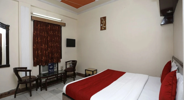Люкс OYO 12671 Hotel Prithvi Palace