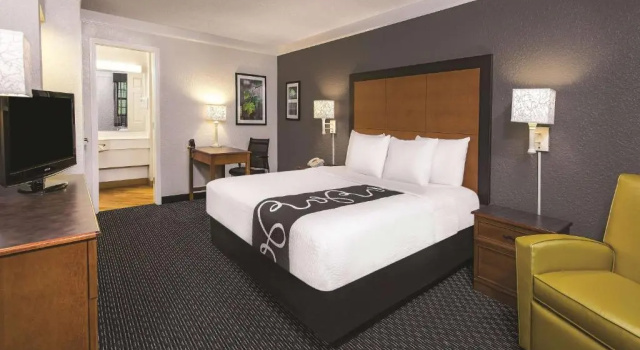 Camera Standard Super 8 by Wyndham The Woodlands North