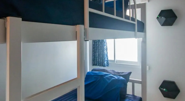 Vuode makuusalissa SidaHostel