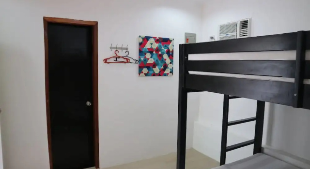 Кровать в общем номере La Patricia Hotel