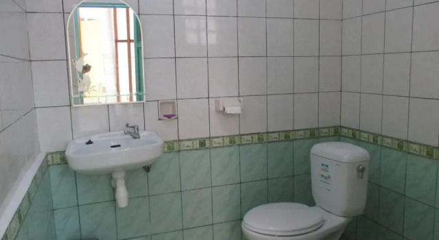Кровать в общем номере MJR Ticketing Guest House