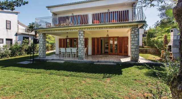 4 Bedroom Pet Friendly Home In Malinska, Забронировать Отель Малинска остров Крк, рядом с Пляж Рова
