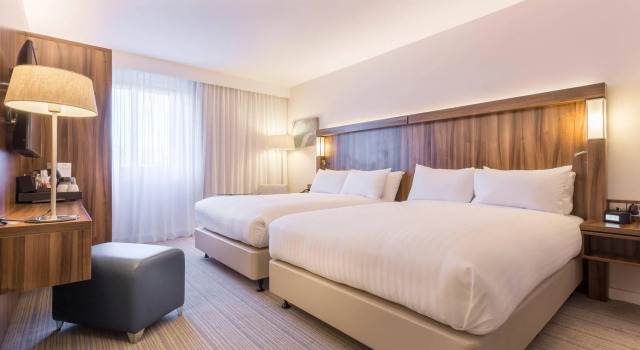 Четырёхместный семейный номер Standard Courtyard by Marriott Glasgow Airport