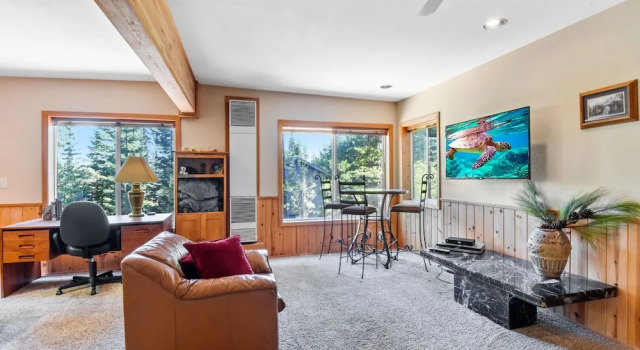 Lakeview Pine Haven: Hot Tub, Near Skiing & Beach 5 Bedroom Home