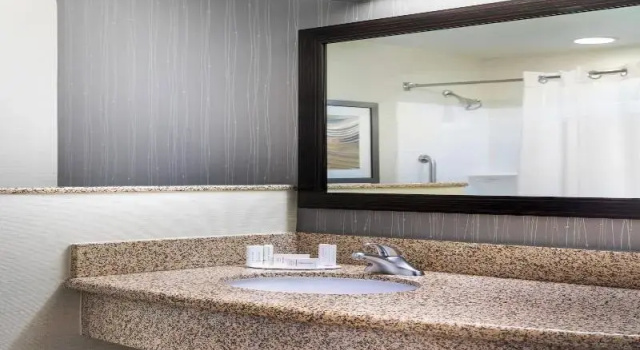 Четырёхместный номер Standard Courtyard by Marriott Denton