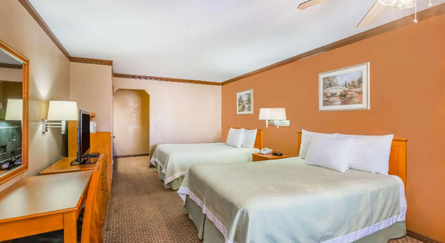Четырёхместный номер Standard Days Inn by Wyndham Bishop