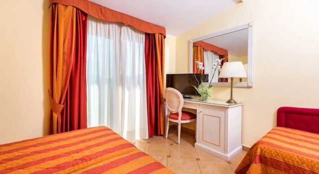 Четырёхместный номер Economy Hotel La Vue dOr