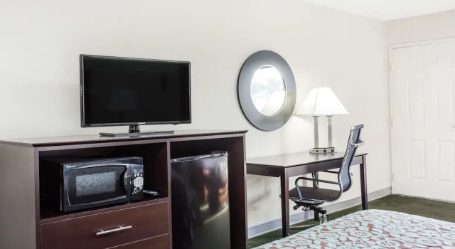 Четырёхместный номер Standard Days Inn by Wyndham Hendersonville