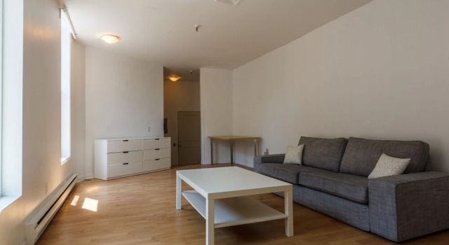 Sunny 1BR in Trendy Plateau by Host Kick, Rezervasyon Otel Plateau Mont Royal Montreal, Complexe Desjardins yakınında