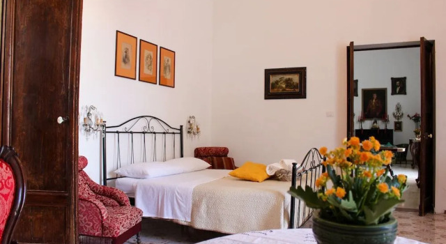 B&B Palazzo Sambiasi, Buchen Sie Bed & Breakfast Lecce Salento, in der Nähe von Teatro Apollo