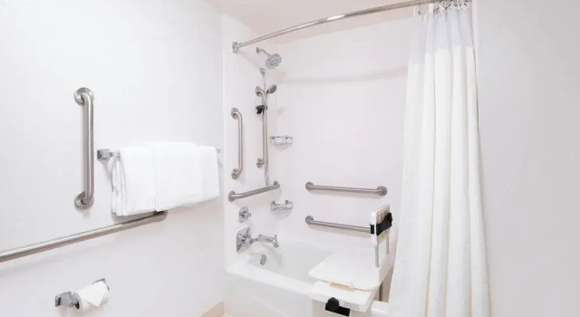 Двухместный номер Standard с балконом Courtyard by Marriott Savannah Midtown