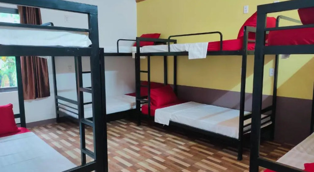 Кровать в общем номере Wings Ha Giang Loop Bungalow