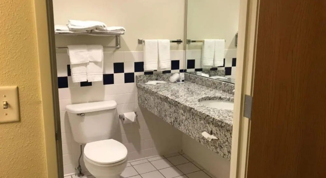 Четырёхместный номер Standard AmericInn by Wyndham Hotel and Suites Long Lake