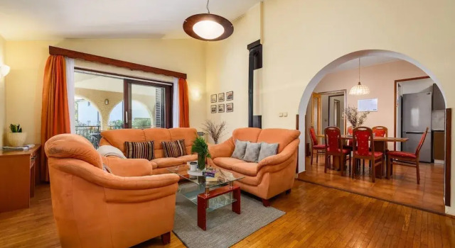 Spacious Apartment With Garden