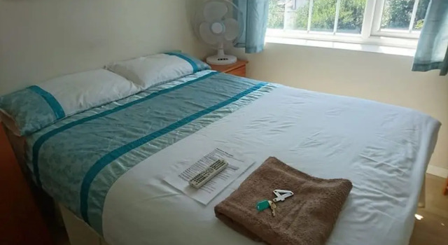 Кровать в общем номере Double with shared bathroom sleeps 1-2 located 5 minutes from Heathrow dsbyr