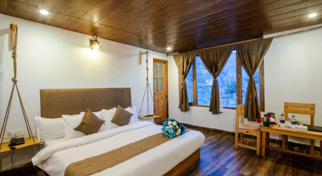 Двухместный номер Standard с балконом и с видом на горы Winterfell The Stay, Unique River Front Resort