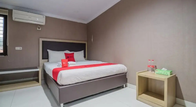 RedDoorz Plus near Lippo Cikarang Mall 2