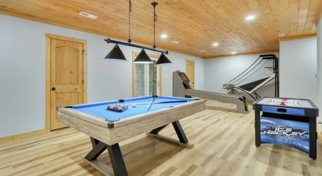 Коттедж Hot Tub, Game Room & Views Near Downtown Gatlinburg Perfect Too by Avantstay