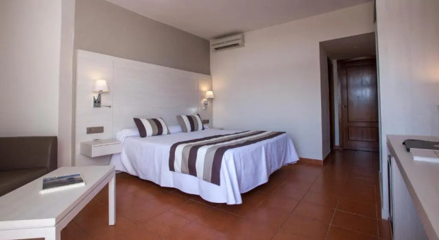 Двухместный номер с террасой Superior с видом на море Hotel Tres Torres