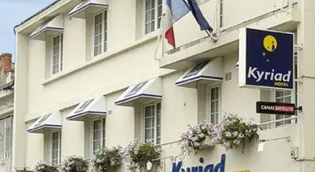 Кровать в общем номере Kyriad Saumur Hyper Centre Hôtel, Appartements, Séminaires et SPA soins Sothys Paris