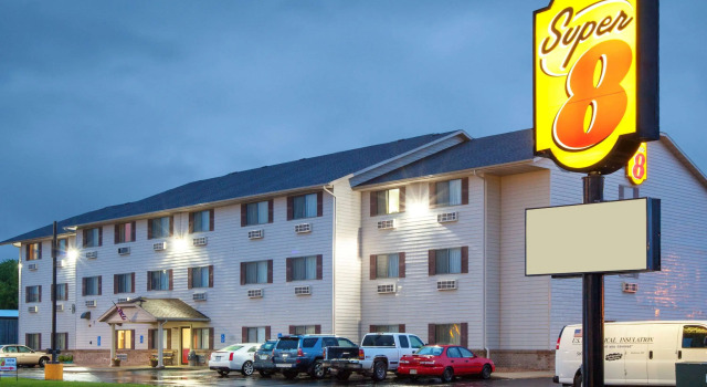 Super 8 by Wyndham Mason City, Varaa Mini-hotelli Hotellit Iowa uima-altaalla, Uima-allas