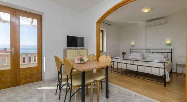 Apartment Lemar - parking and barbecue: A2 ANTIQUE Bol, Island Brac, Prenota Appartamento Bol 