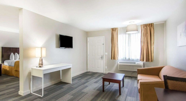 Четырёхместный люкс Quality Inn & Suites By the Parks