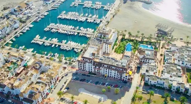 Коттедж Live on a Luxury 65ft Yacht in Duquesa- Estapona