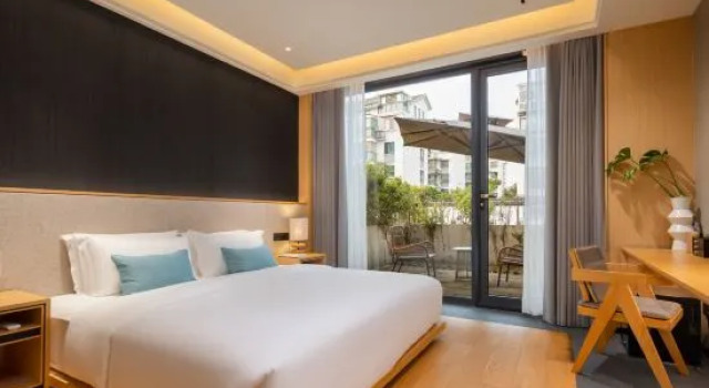 Люкс с балконом и с видом на реку Floral Hotel·Shaoxing LAN language simple house Hotel(Lu Xun’s hometown store)