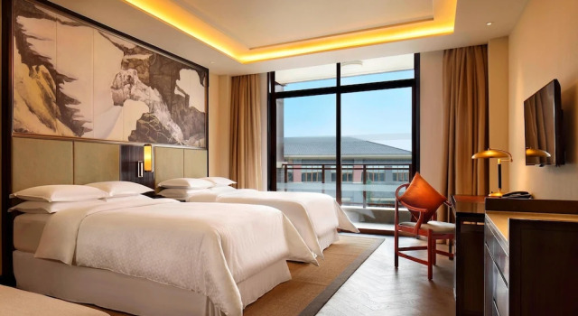 Четырёхместный номер Standard с балконом Four Points by Sheraton Chengdu, Anren
