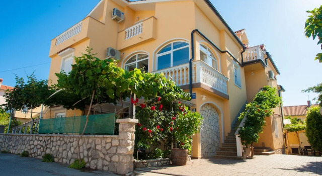 Apartmani Tina, Varaa Hotelli Hotellit Kvarner Islands uima-altaalla, Uima-allas