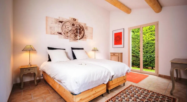 Villa Tessa for 14 people with private pool sauna and gym close to Aix en Provence, Rezerwuj Willa Hotele w Rognes z parkingiem, Parking