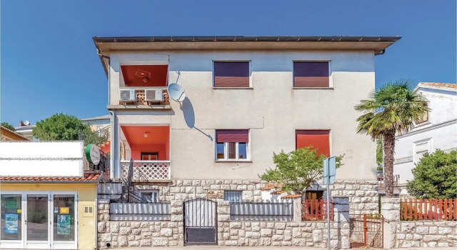 Awesome Home in Novi Vinodolski With Wifi and 2 Bedrooms, Забронировать Отель Отели Приморско-Горанской жупания с парковкой, Парковка