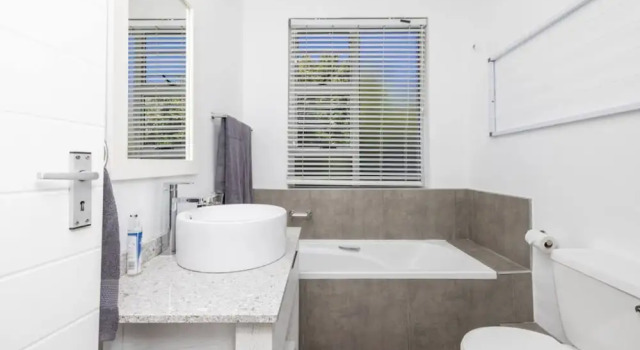 Апартаменты Seaview Bliss a Sunny Apartment and Pool