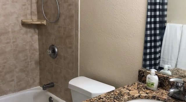 Апартаменты с 2 комнатами с видом на озеро Lazy Cuckoo Inn - Sleek and Stylish Studio Apartments