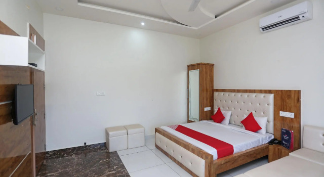 Люкс Standard OYO 17312 Tandoori Veg Hotel
